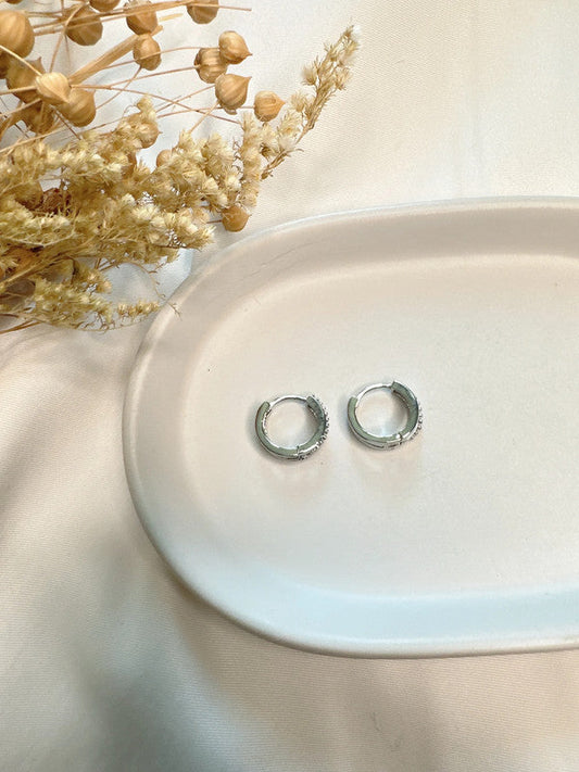 Simple unisex silver chain and plain hoop earrings