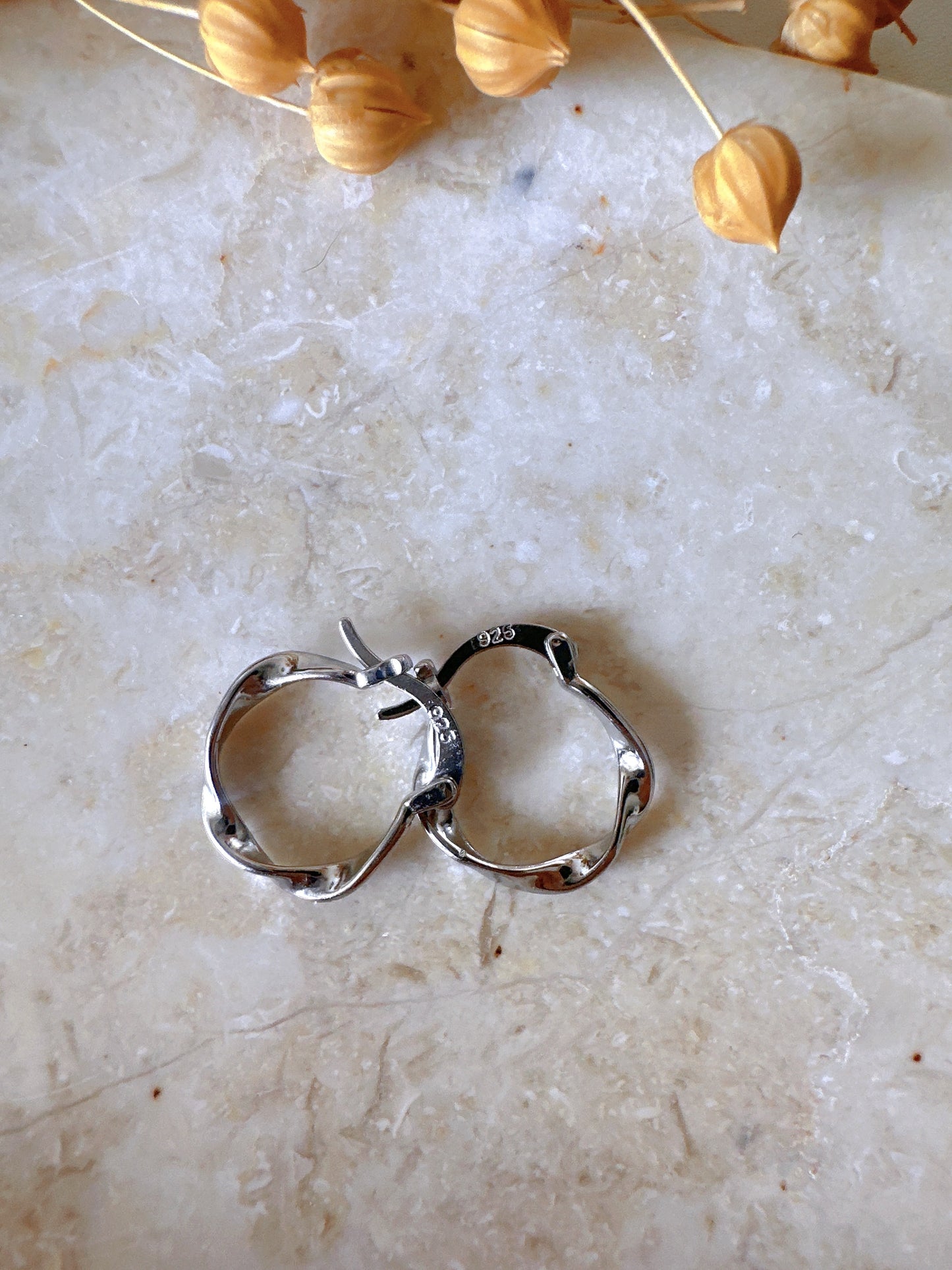 Twisted mini hoop earrings in 925 silver