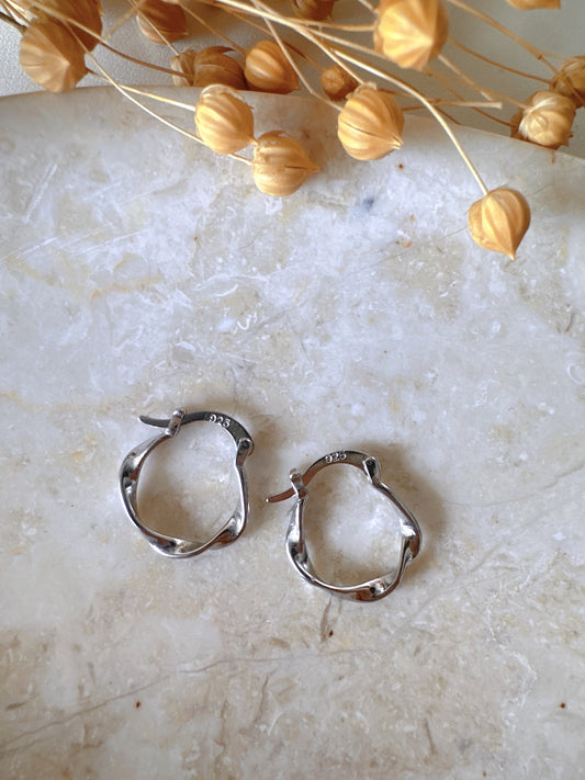 Twisted mini hoop earrings in 925 silver