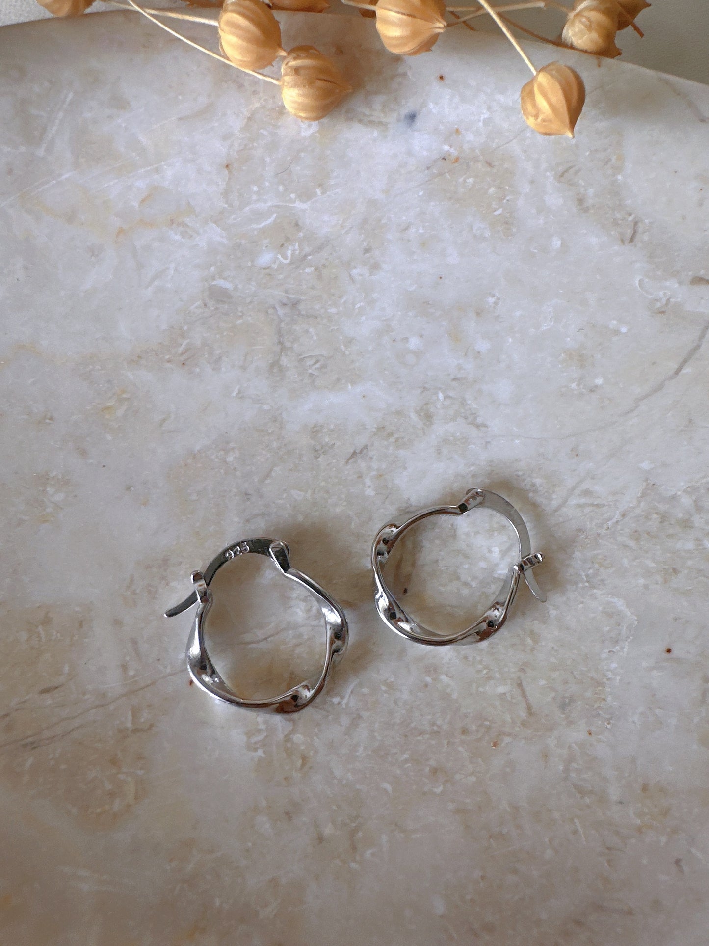 Twisted mini hoop earrings in 925 silver