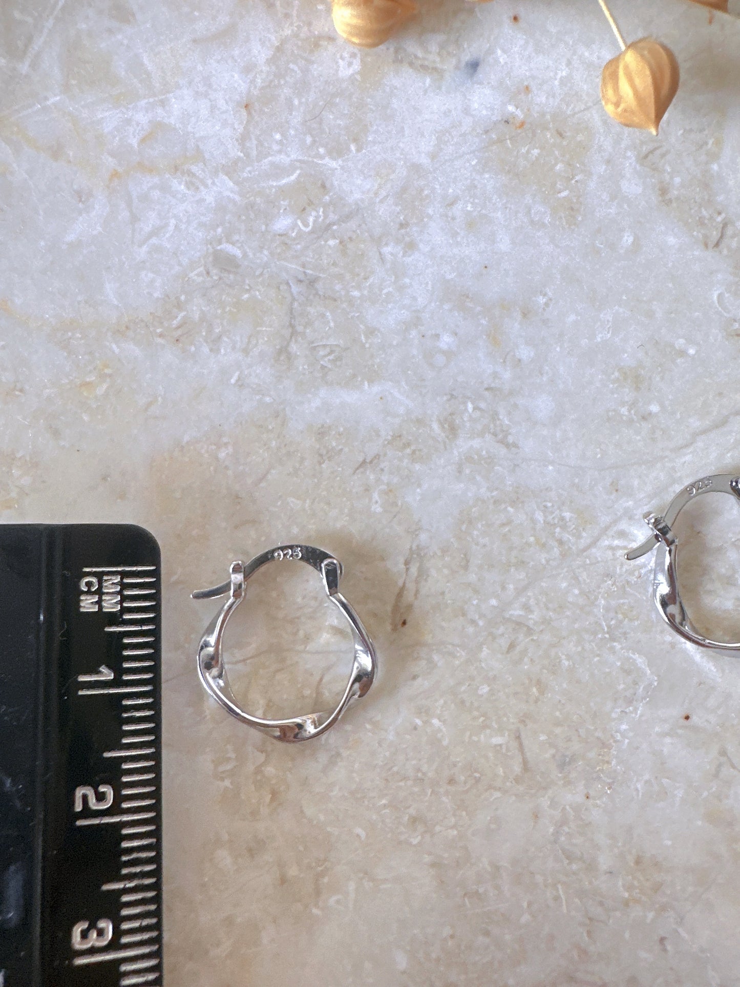 Twisted mini hoop earrings in 925 silver