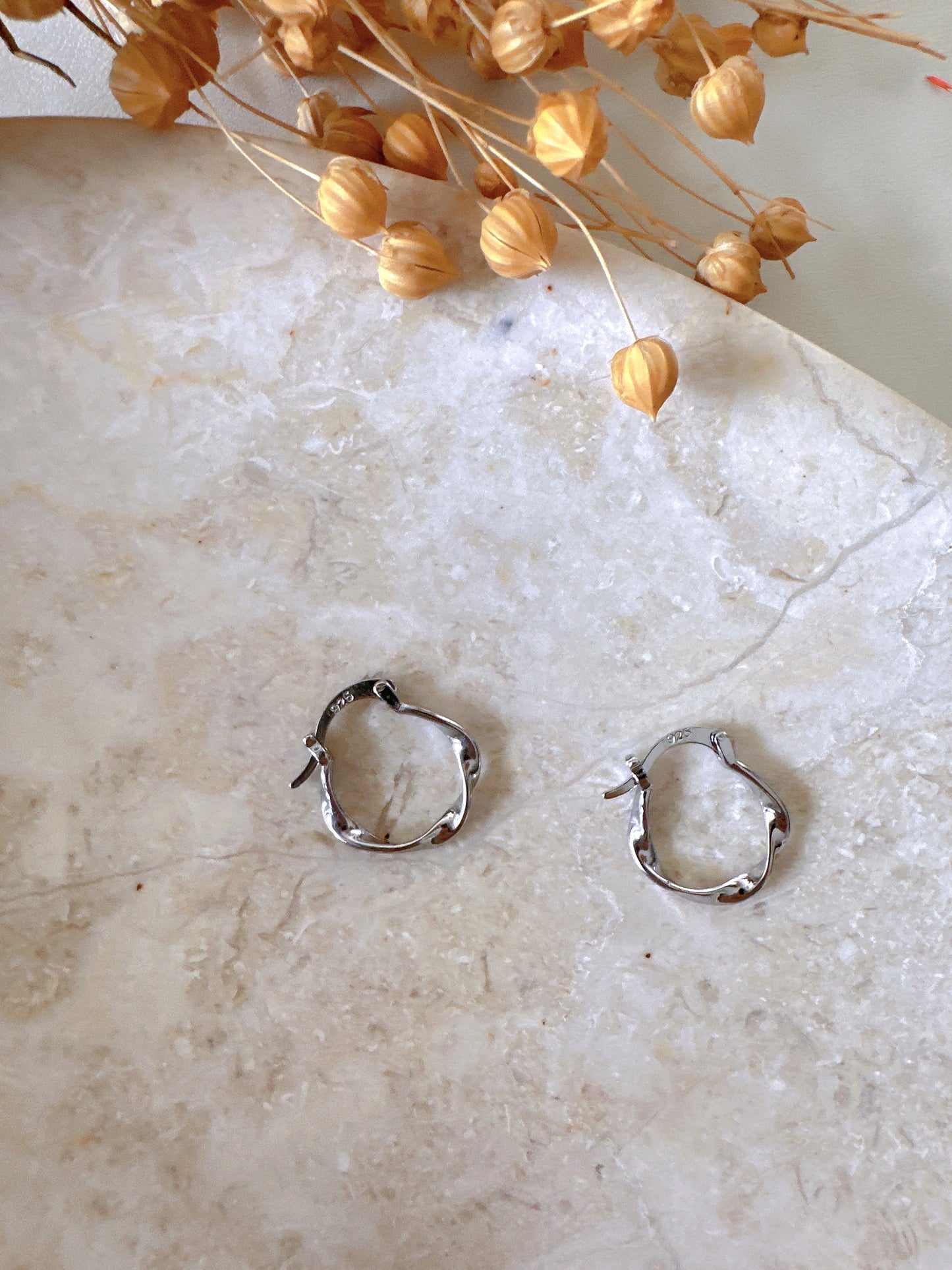 Twisted mini hoop earrings in 925 silver