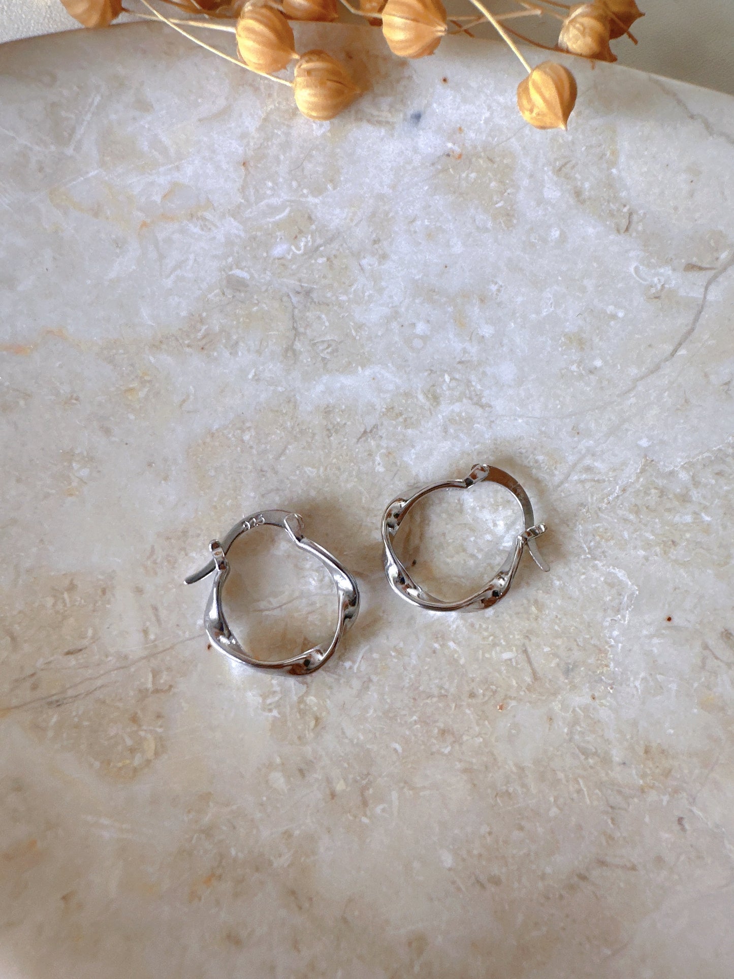 Twisted mini hoop earrings in 925 silver