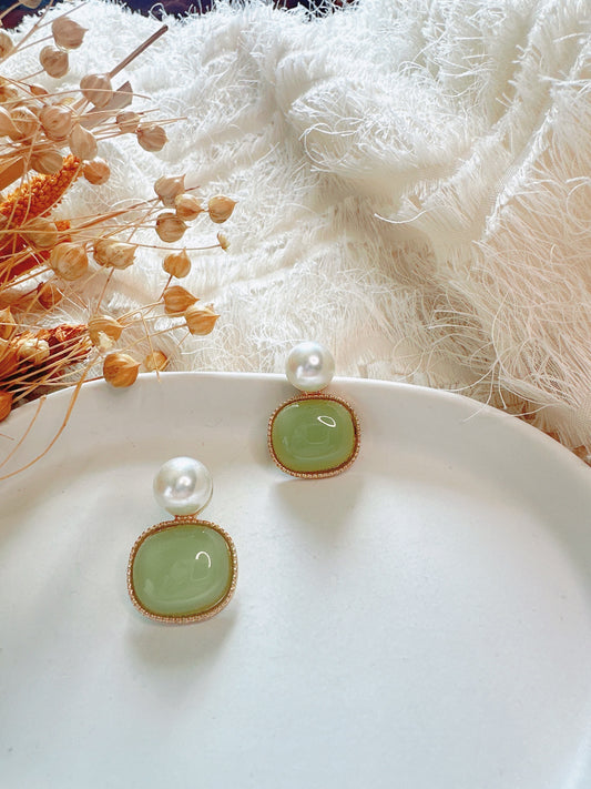 925 Silver post pearl and green earrings